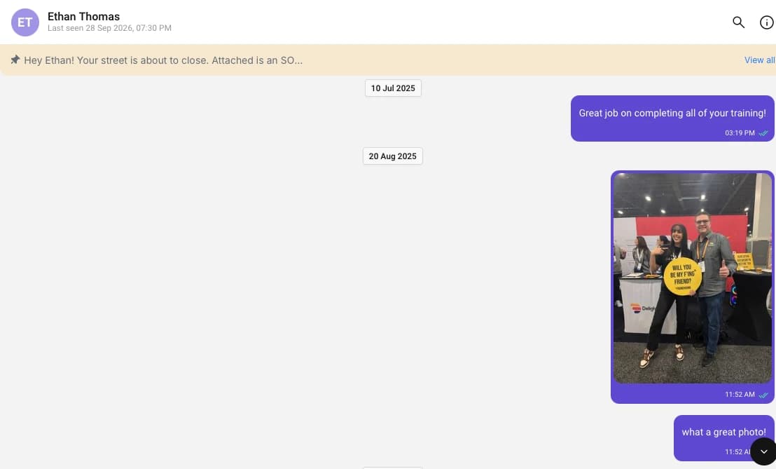 A direct message conversation in Delightree with a pinned update, a shared photo, and read receipts.
